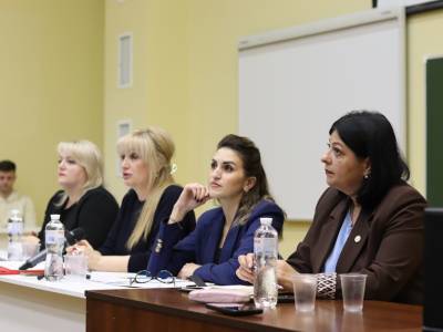 Министр здравоохранения провела встречу с ординаторами госуниверситета