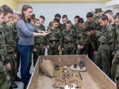 Суворовцы и курсанты Военного института посетили археологический музей госуниверситета