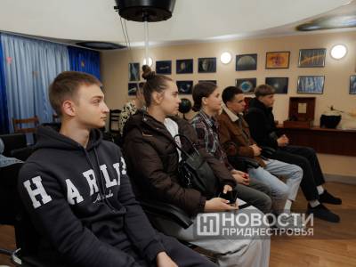 Звездопад Ориониды, метеориты и окаменевшая кость динозавра - студенты физвоса побывали в Музее астрономии