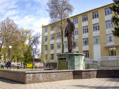 И снова облаком живым фонтан журчащий серебрится