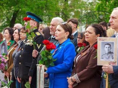 Поклонимся великим тем годам