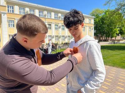 Акцию «Георгиевская ленточка» провели активисты Русского центра
