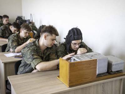 Студенты в ходе полевых сборов осваивают военные специальности