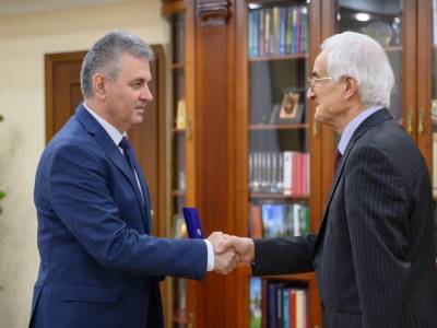 Вадим Красносельский вручил президенту ПГУ Степану Берилу орден Екатерины Великой